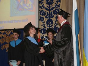 Фото: На сторіччя Полтавського педуніверситету магістрам вручили дипломи
