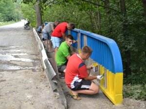 Фото: На Полтавщині школярі та студенти пофарбували мости в національні кольори (оновлено)