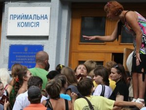 Фото: Вступна кампанія – за кілька днів подали півмільйона заяв