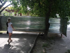 Фото: У Полтаві пішохідну доріжку загородили через будівництво (фотофакт)