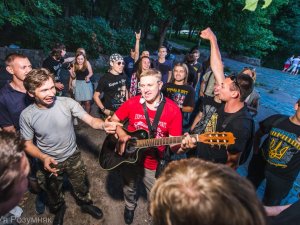 Фото. У Полтаві молодь організувала вечір пам’яті відомого рок-музиканта