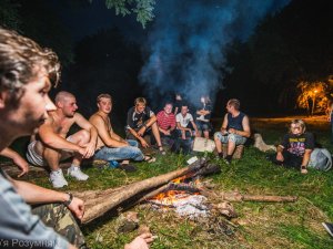 Фото: Фанати гурту «Король и Шут» пом’янули померлого соліста піснями під гітару біля вогнища