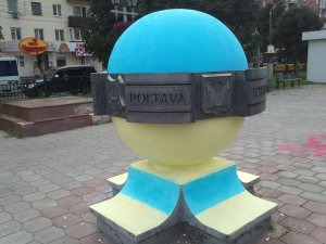 Фото: У Полтаві розфарбували в жовто-блакитний пам’ятник – розгорілась дискусія