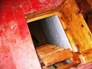 Жителька села у Полтавській області впала у підвал на арматуру