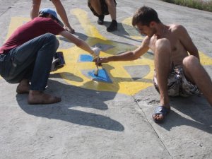 Фоторепортаж. У Полтаві малювали герб України