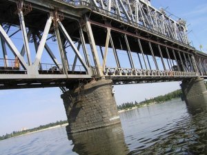 Фото: У Кременчуці  хлопець кинувся з Крюківського мосту