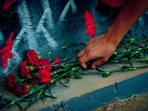 Фото: На графіті-меморіалі загиблим Героям України замість таблички - щит майданівця
