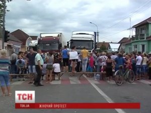 На Закарпатті блокують міжнародну трасу: вже більше 7 годин у пастці полтавська журналістка та більше 80 авто