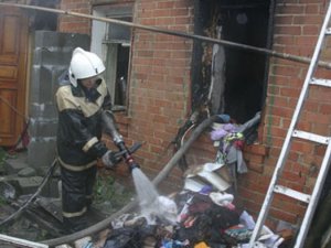 Фото: На Полтавщині з палаючого  будинку врятували 90-річну жінку