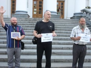 Невдоволені полтавці мітингували під міськрадою (оновлено)