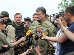 Фото: Порошенко запропонував поміняти місцями поранених офіцерів і керівників військкоматів