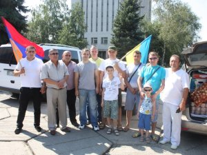 Фото: «Вірменобандерівці» з Полтави передали в зону АТО власноруч пошитий прапор
