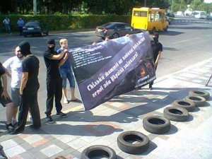 Фото: Революція у Полтаві: до міськради зносять шини (оновлено)