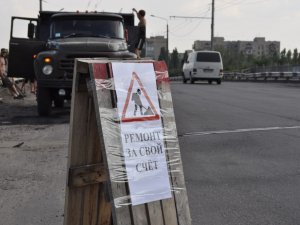 Рукоділля по-полтавськи: люди ремонтують дорогу власноруч і за свої гроші