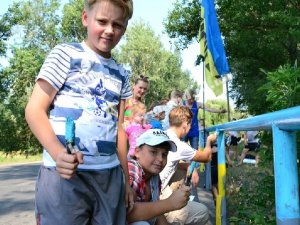 Фото: У Миргороді діти пофарбували в жовто-блакитний міст