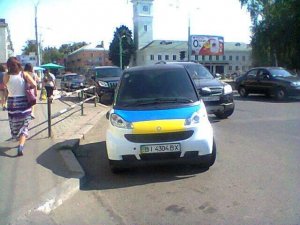 Фото: Полтавою їздить автомобіль-прапор