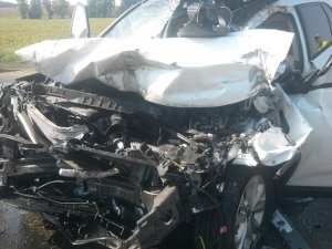 Фото: ДТП на Полтавщині: рятувальник діставали водія з понівеченого авто