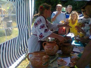 Фото: На фестивалі в Опішні пригощали борщем з полуницею