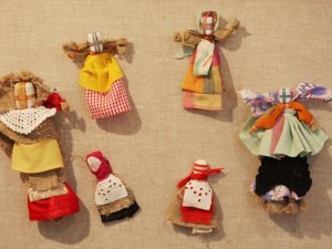 Фото: До Дня Незалежності в полтавській галереї відкрили виставку українських ляльок