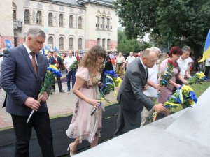 День Незалежності. У Полтаві принесли до пам’ятників жовто-сині квіти (фото)