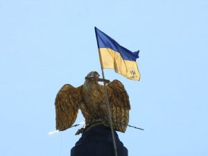 У Полтаві на монументі російської слави встановили прапор України (фотофакт)