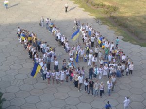 У Полтаві до Дня незалежності створили живий тризуб (фото)