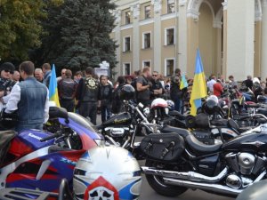 Фото: У Полтаві на Театральній площі - концерт, байкери і майстри (фоторепортаж)