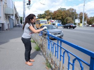 У Полтаві розфарбували ще один паркан у національні кольори