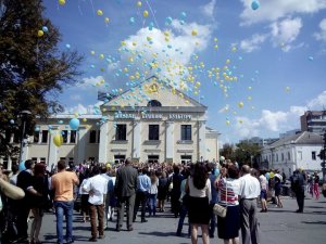 Фото: Першокурсники в Полтаві випустили у небо кульки із бажаннями