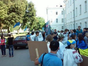 Фото: У Полтаві автомайдан звинуватив ректора університету у незаконному звільненні викладача