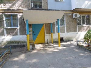 Фото: Народні новини. У Полтаві патріотично пофарбували багатоповерхівку