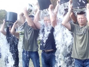 Масовий Ice Bucket Challenge у Полтаві влаштували на підтримку армії