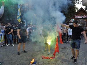 На Марші Єдності у Полтаві спалили два прапора