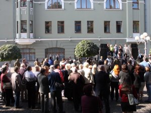 Суд над підозрюваним у вбивстві Бабаєва: до Полтави з’їхались  мітингувальники