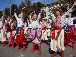 На параді "Полтава вишивана" в небо запустили прапор України