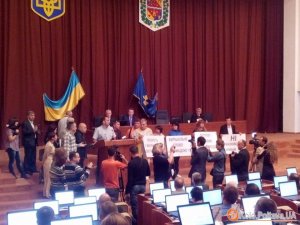 Фото: У Полтаві депутати повторно зібралися на сесію обласної ради (оновлено)