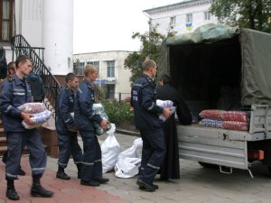 У Полтаві рятувальники зібрали для АТО продукти, а священики передали ікону