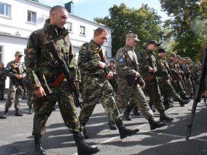 Батальйон «Полтавщина» відправили на Схід з БТРом та подарунками (фото)