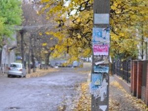 Фото: Полтавська інспекція з благоустрою нагадала про місця, де заборонено клеїти агітки