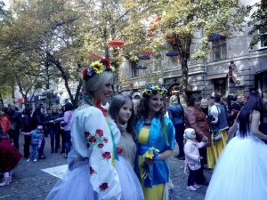 Фото: У центрі Полтави зібралися десятки наречених у патріотичних вбраннях