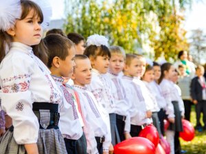 Фото: У Полтаві учні 23 школи підтримали єдність України флешмобом (фото)