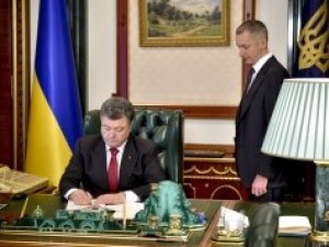 Фото: Президент України підписав закон про люстрацію
