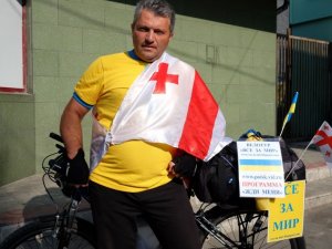 Фото: У Полтаву приїздить  організатор велотуру "Все за мир" Нодар Берідзе
