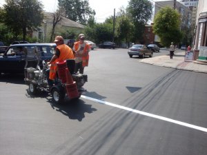 Фото: Полтавські комунальники придбали машину для розмітки доріг за завищеною ціною