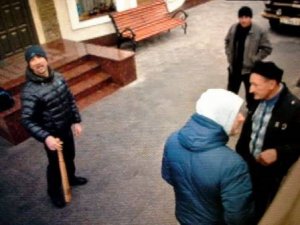Суд над мером Полтави: мер не з’явився, активіста ледь не побили