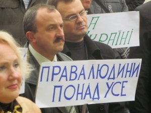 Фото: У Полтаві мітингували проти звільнення головного міліціонера