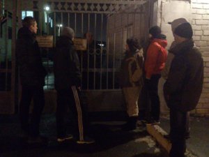 Фото: Полтавці під стінами обленерго вимагають пояснень, чому у них по 8 годин немає світла