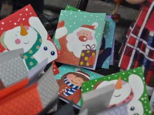 У Полтаві на "барахолці" продають новорічні листівки й іграшкових баранців