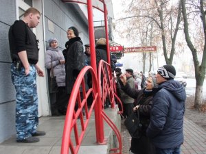 Фото: У Полтаві вкладники "Дельта-банку" стоять у кілометрових чергах, щоб забрати свої гроші