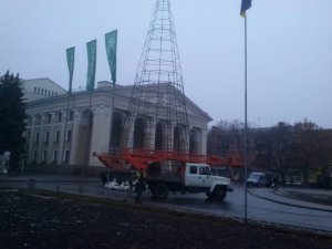 Фото: У Полтаві почали встановлювати головну ялинку (фотофакт)